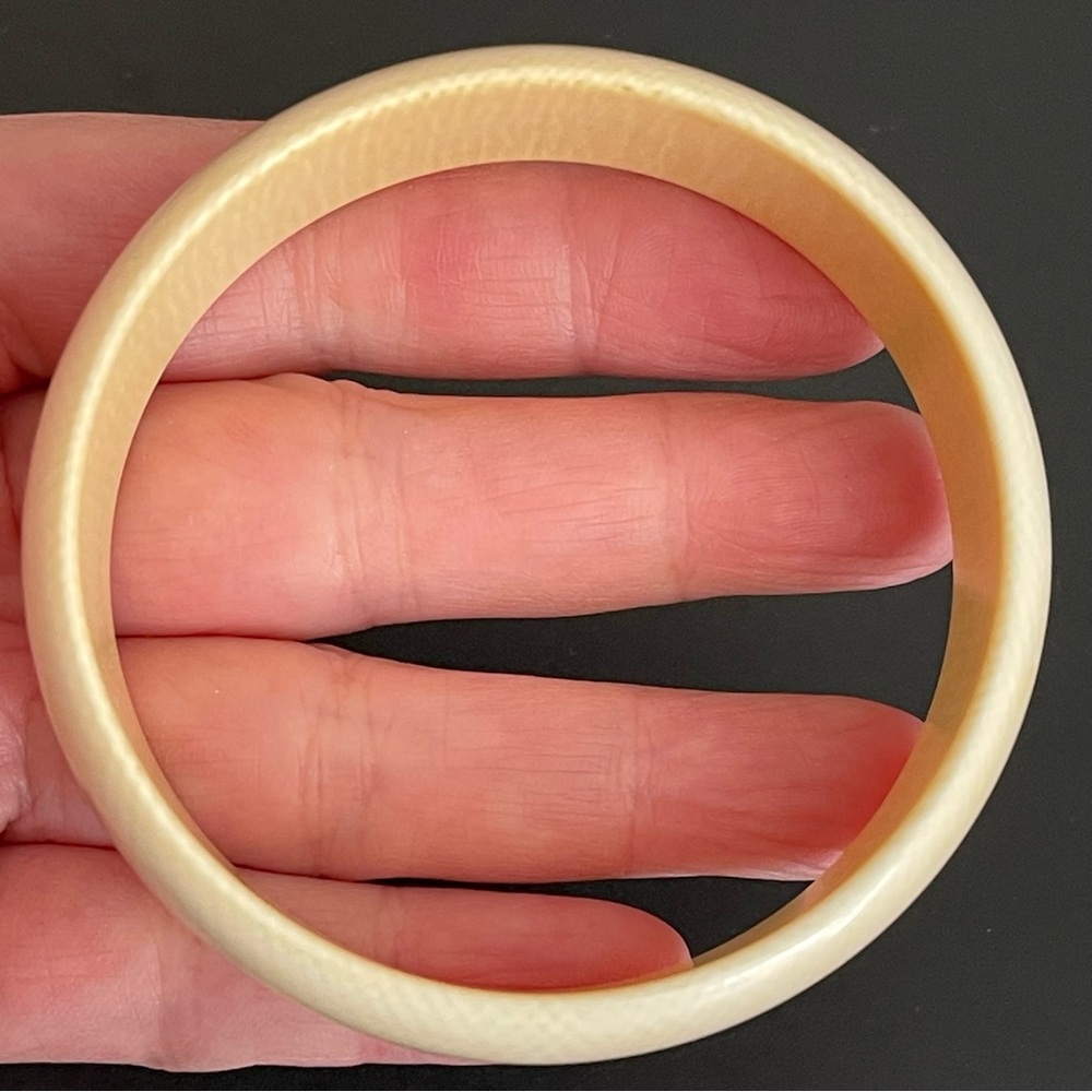 Vintage genuine Ivory bangle bracelet. - Picture 13 of 14